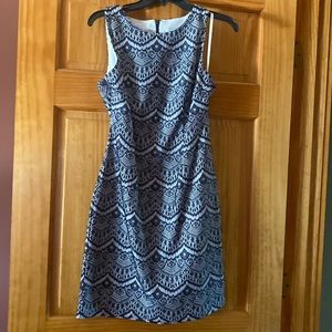 Jessica Simpson, sleeveless, navy and white dress